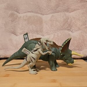 Jurassic World Park Dinosaurs Triceratops & Atrociraptor